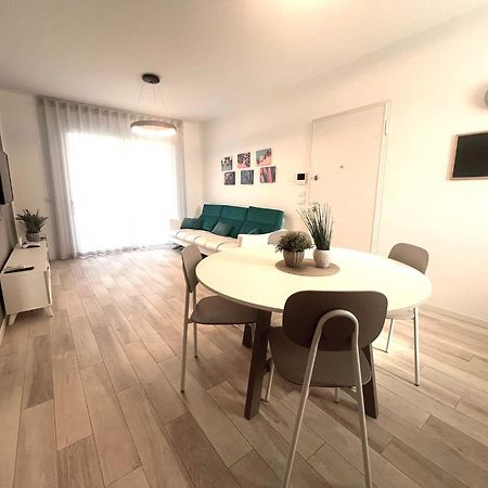 Sun Beach Residence Con Piscina - Piazza Brescia - Adria Holiday Jesolo - Family Apartments Buitenkant foto